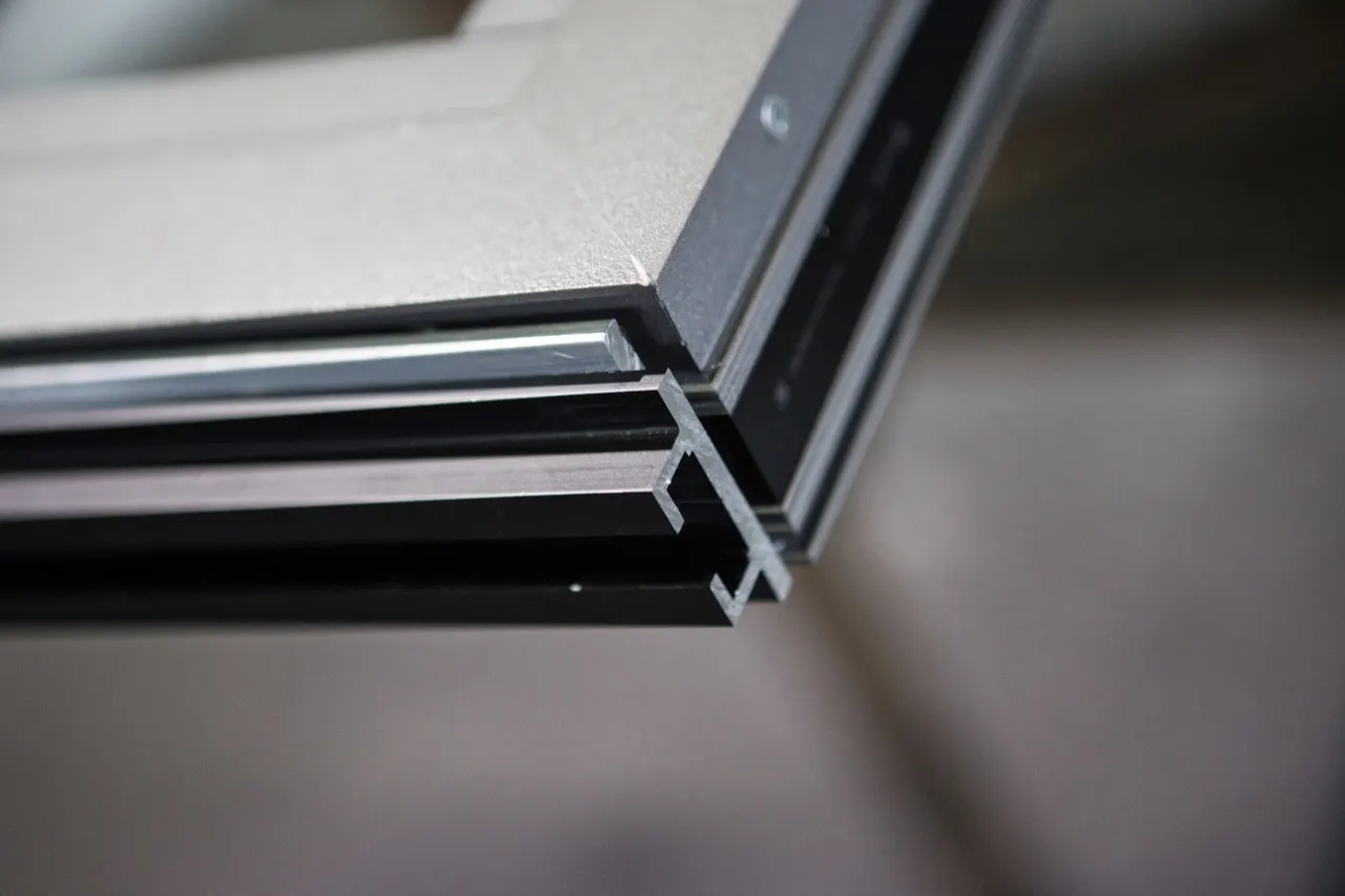 Ecke eines Aluminiumprofils mit thermischer Trennung und sichtbaren Dichtungen