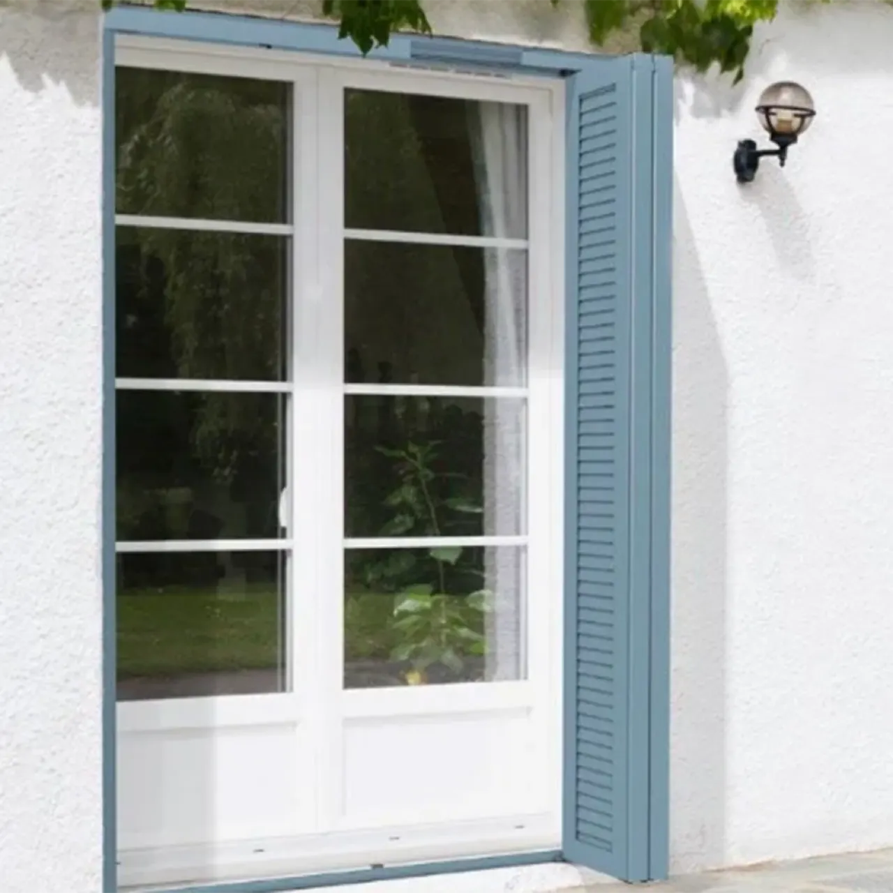 Seitlich zusammengelegter Faltladen neben einer Fenstertür