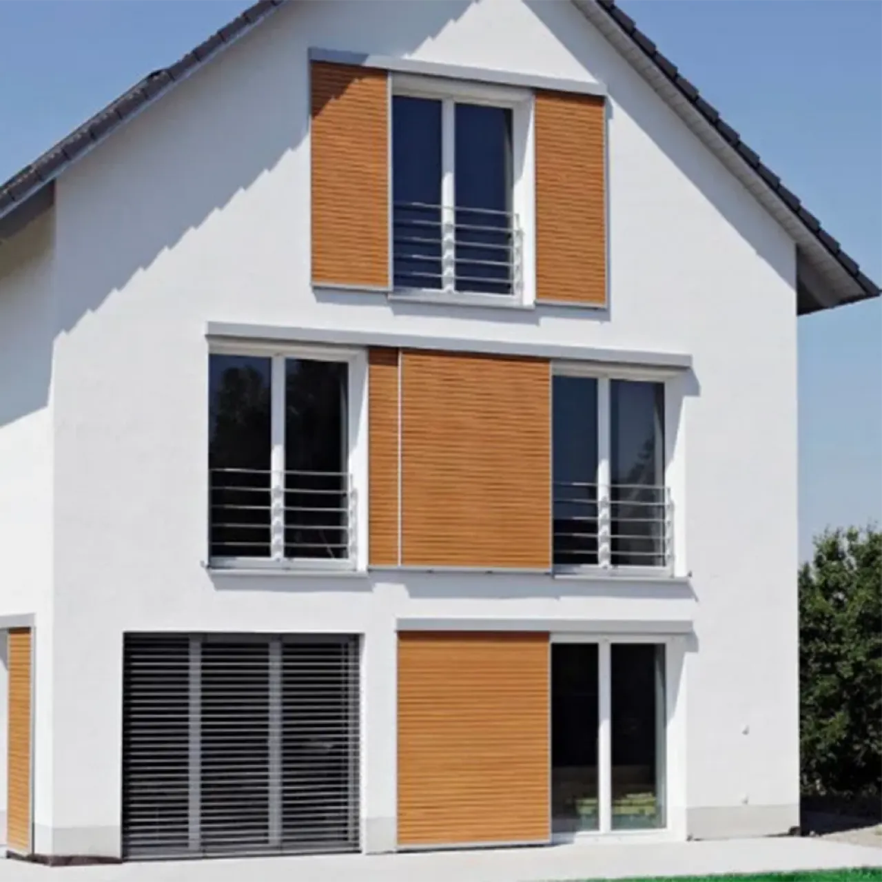 Auf einer Außenschiene montierte Schiebeläden an einer Hausfassade