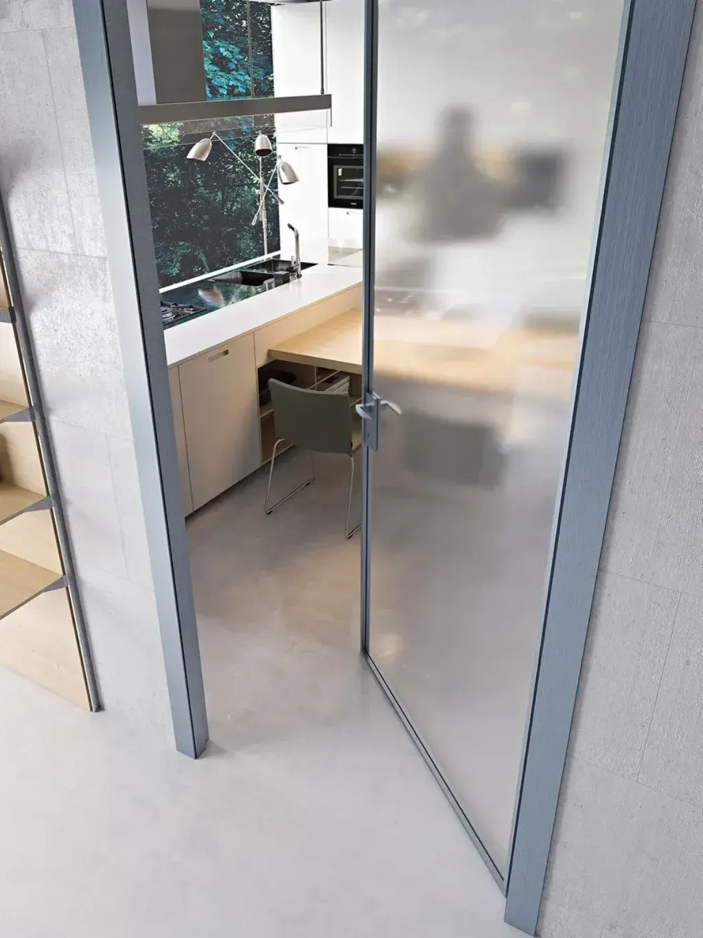 Innendrehtür aus Satinglas mit Aluminiumrahmen
