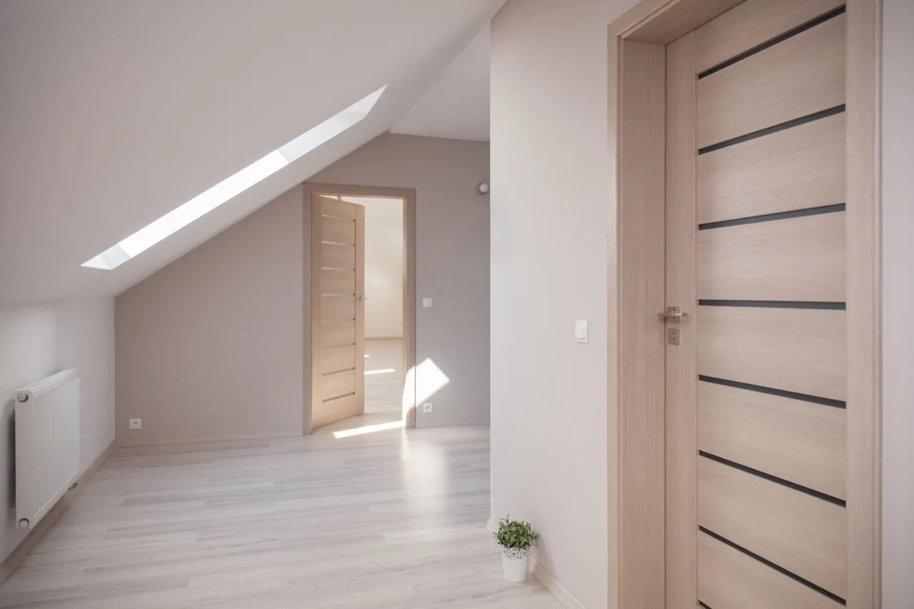 Innentüren aus hellem Laminat in Holzoptik in einem Dachgeschoss