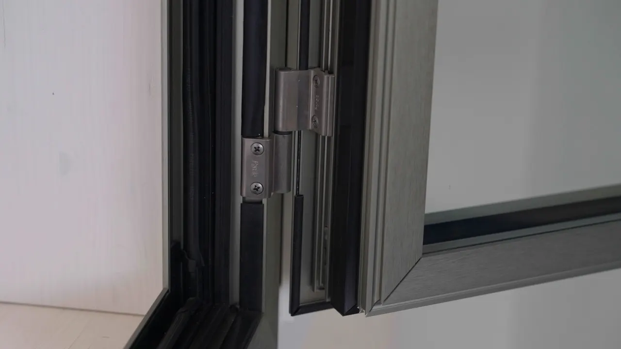 Hinge and rebate of a two-sash uPVC window