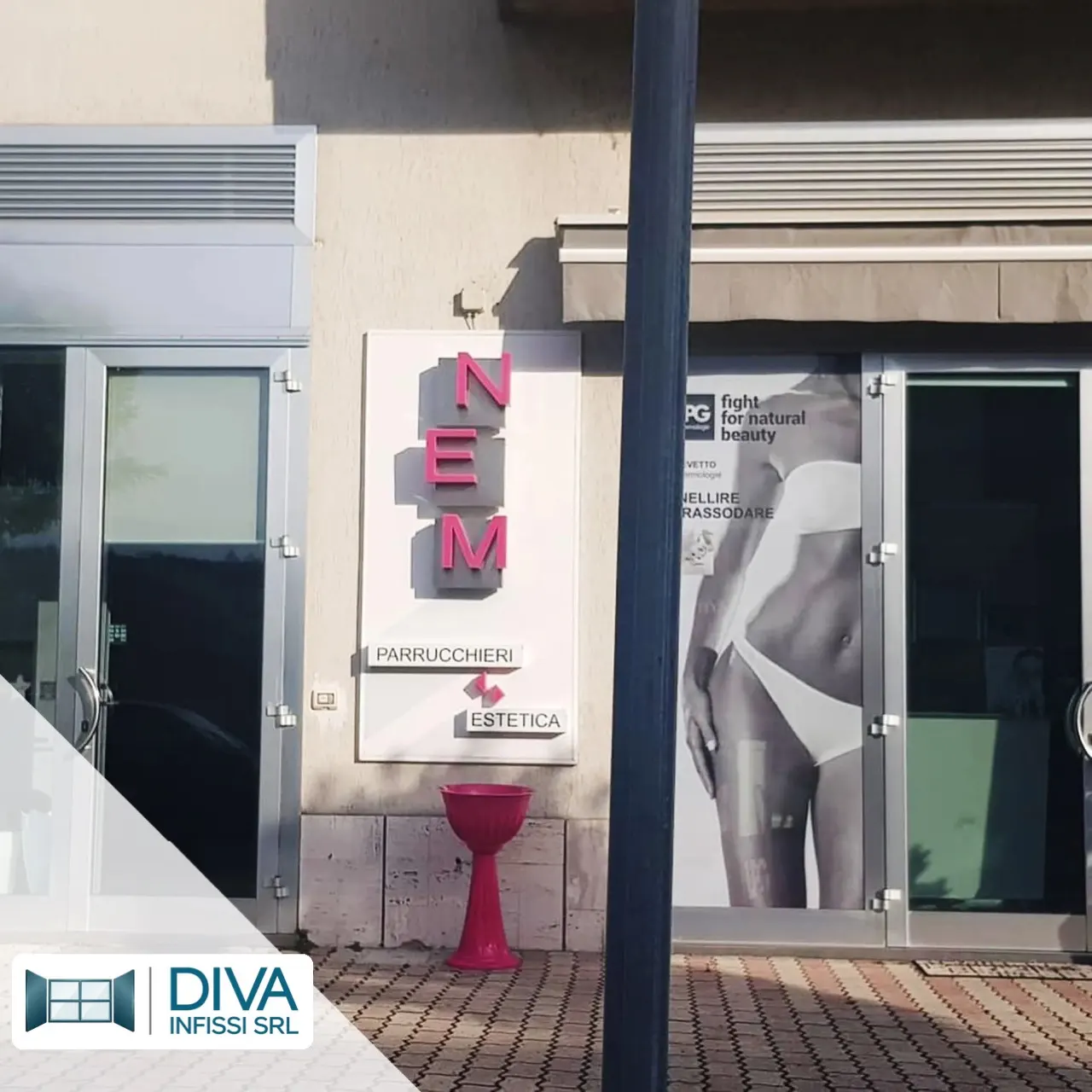 Entrance and shopfront of a salon with aluminium units