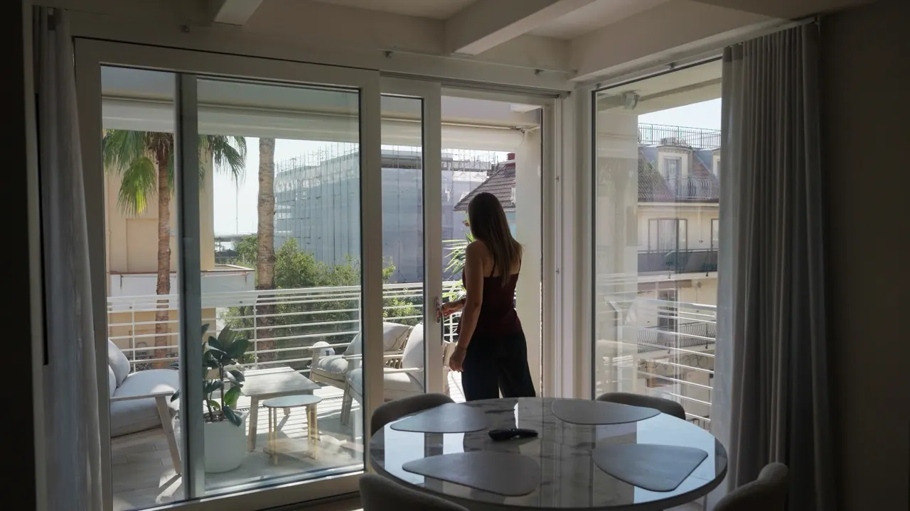 Dining area with the sliding glazing opening onto the terrace