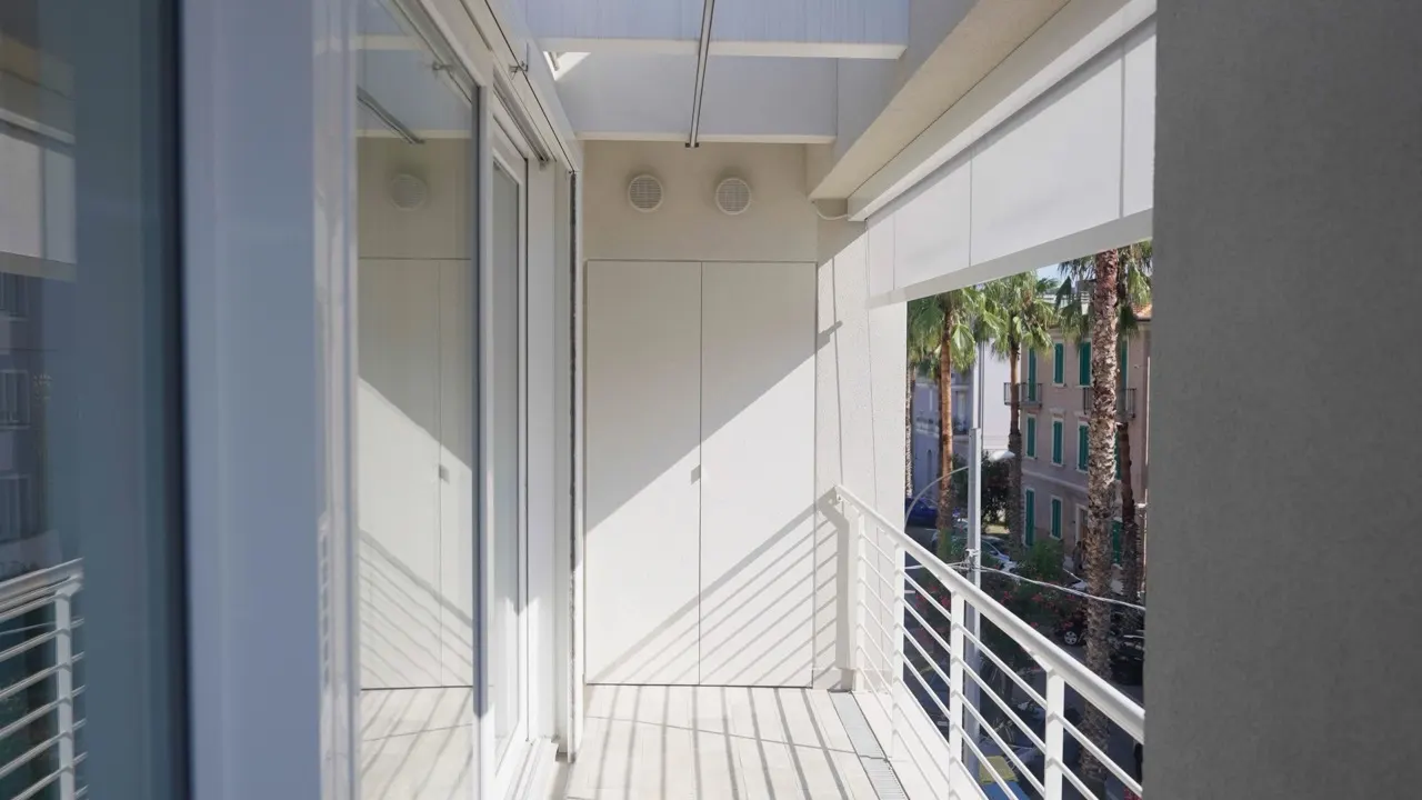 Balcony closed off with the sliding unit, the drop awning and the aluminium closure box